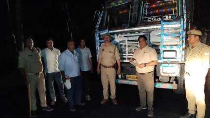 तरबगंज: नवाबगंज के कटरा में खनन विभाग की बड़ी कार्रवाई, बालू लादकर जा रहे ट्रक को किया सीज