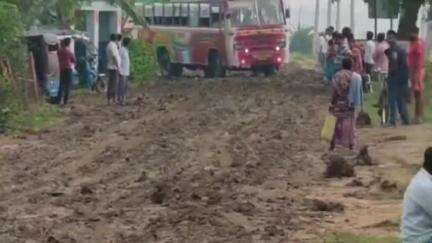 ভাতার: গতকাল রাতভর বৃষ্টির জেরে ভাতার ব্লকের বিভিন্ন রাস্তায় কাদার জেরে নাজেহাল জনজীবন