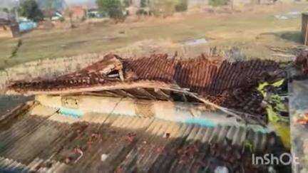 लातेहार: बारिश और ओलावृष्टि से खपरैल घर हुआ ध्वस्त, लाखों का नुकसान, मुआवजे की मांग