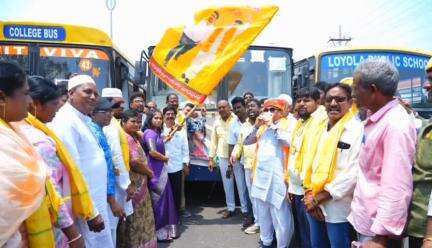 గుంటూరు: నగర పశ్చిమ నియోజకవర్గం నుండి అమరావతి రాజధాని పునర్నిర్మాణ కార్యక్రమానికి తరలి వెళ్లిన ఎమ్మెల్యే గళ్ళ మాధవి, నేతలు