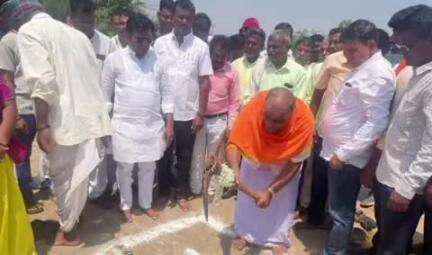 ಲಕ್ಷ್ಮೇಶ್ವರ: ಸುವರ್ಣಗಿರಿ ಕ್ರಾಸ್ ಹತ್ತಿರ ಸಿ.ಡಿ ನಿರ್ಮಾಣ ಕಾಮಗಾರಿಗೆ ಶಾಸಕ ಡಾ. ಚಂದ್ರು ಲಮಾಣಿ ಭೂಮಿಪೂಜೆ
