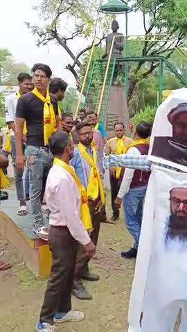 आज पहलगाम में हूऐ नरसंहार के विरोध में सम्पूर्ण मेरठ में ई रिक्शा चालकों  ने हड़ताल करके डी एम साहब को ज्ञापन सौंपा