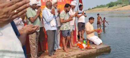 मुआर घाट पर म ढीनागेंद्र फाउंडेशन के सदस्यों के द्वारा घाट पर साफ सफाई की गई 1 सभी नर्मदा भक्तों के द्वारा