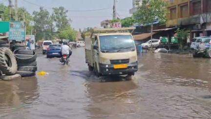हिसार: हिसार की ऑटो मार्केट में बारिश का पानी भर गया, मिस्त्री परेशान