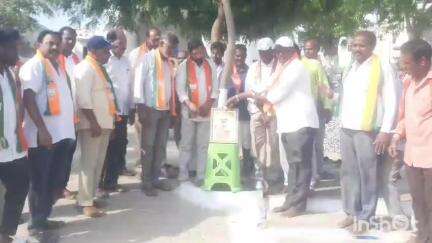 ఇల్లంతకుంట: ప్రధానమంత్రి మోడీ చిత్రపటానికి పాలాభిషేకం చేసిన బిజెపి నాయకులు