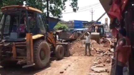 रायगढ़: संजय कॉम्पलेक्स से अतिक्रमण हटाया गया, नालियों के ऊपर से अवैध कब्जा तोड़ा गया, मलमा हटाने का काम दूसरे दिन भी जारी