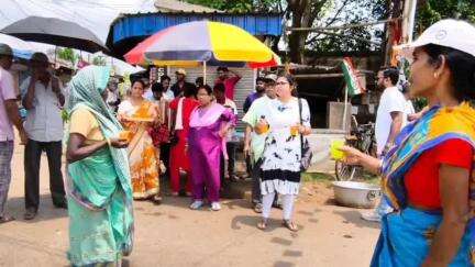 খড়গপুর ১: খড়গপুরে তৃণমূলের মানবিক উদ্যোগ, পথচলতি মানুষকে শরবত বিতরণ