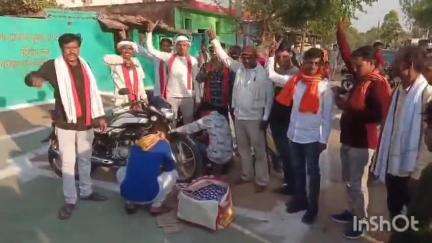 बटियागढ़: भगवती मानव कल्याण संगठन के सदस्यों ने बकायन में 3 पेटी अवैध शराब और 2 लोगों को पकड़ा, बटियागढ़ पुलिस को दी सूचना
