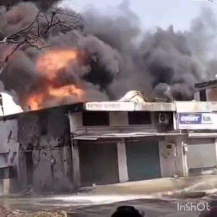 મણિનગર: ચંડોળા તળાવમાં કાટમાળમાં લાગી આગ