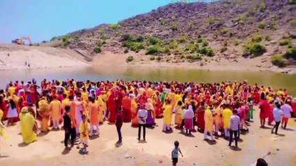 गुरुआ: सरईटाड़ गांव के शिव मंदिर में 9 दिवसीय रूद्र महायज्ञ का भव्य शुभारंभ, कलश यात्रा में उमड़ा जनसैलाब