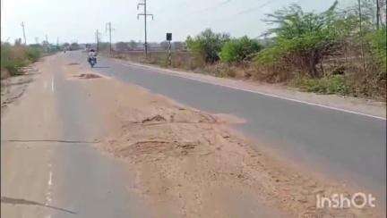 धर्माबाद: धर्माबाद ते कंदकुर्ती रोडवर रेती टाकून अवैध रेती वाहतूक करणाऱ्याने केले पलायन