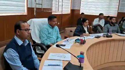 पौड़ी: मुख्य विकास अधिकारी की अध्यक्षता में विकास भवन सभागार में विकास कार्यों की मासिक समीक्षा बैठक हुई आयोजित