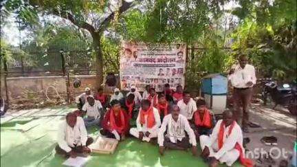 हिंगणघाट: शहरातील पंचायत समितीसमोर विविध प्रलंबित मागण्यासाठी ग्रामपंचायत कर्मचाऱ्यांनी दुसऱ्या दिवशीही केले काम बंद आंदोलन