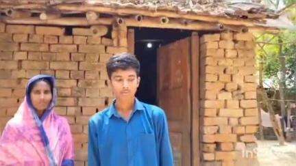 রতুয়া ১: মাধ্যমিকে 639 নম্বর পেয়ে নজির গড়ল বাহারালের পরিযায়ী শ্রমিকের ছেলে শেখ সামির