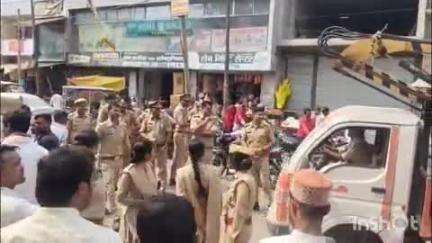 सलोन: सलोन कस्बे से ऊंचाहार मार्ग पर अतिक्रमण को सलोन एसडीएम व नगर पंचायत की टीम ने हटवाया, पुलिसकर्मी रहे मौजूद