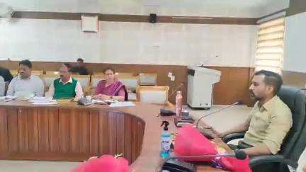पौड़ी: जिलाधिकारी ने जिला योजना की विभागवार ली समीक्षा बैठक, जनहितकारी योजनाओं को प्राथमिकता देने पर दिया जोर