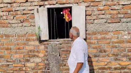 মাটিগাড়া: ফুলবাড়িতে জানালার শিক কেটে নগদ টাকা, মোবাইল ও স্বর্ণালঙ্কার নিয়ে চম্পট দিল চোর
