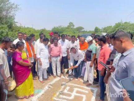 ಲಕ್ಷ್ಮೇಶ್ವರ: ಕಲ್ಮಾಲ ಗ್ರಾಮದಲ್ಲಿ ಸಿಡಿ ನಿರ್ಮಾಣ ಕಾಮಗಾರಿಗೆ ಶಾಸಕ ಡಾ.ಚಂದ್ರು ಲಮಾಣಿ ಭೂಮಿಪೂಜೆ
