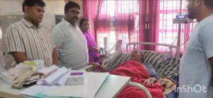 चांदवा: विधायक प्रकाश राम मंडल ने रिम्स में भर्ती जनसंघ काल के नेता से मुलाकात की