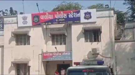 વાલિયા: વાલિયા ગામની હરિ નગર સોસાયટીમાં બંધ મકાનને તસ્કરોએ નિશાન બનાવી દેવી દેવતાઓની ચાંદીની મૂર્તિ ચોરી કરી ફરાર થઇ ગયા હતા.