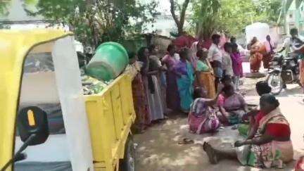 காரியாபட்டி: சாலைமறைக்குளம் காலனி பள்ளி அருகே குப்பை கொட்டி தீ அளிப்பதால் மாணவருக்கு பாதிப்பு கூறி திடக்கழிவு மேலாண்மை வாகனத்தை மறித்து சாலை மறியல்