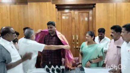 ಹಾಸನ: 20 ವರ್ಷ ದೇಶ ಸೇವೆ ಮಾಡಿ ತವರಿಗೆ ಮರಳಿದ ಯೋಧನಿಗೆ ನಗರದ ಪ್ರವಾಸಿ ಮಂದಿರದಲ್ಲಿ ಅಭಿಮಾನಿಗಳಿಂದ ಸನ್ಮಾನ
