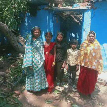 बरकागाँव: बड़कागांव के आजाद नगर में घर में आम का पेड़ गिरने से 6 घायल, 5 लाख रुपये का हुआ नुकसान