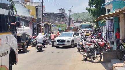 ଖଲ୍ଲିକୋଟ୍: ସଂକୁଚିତ ହେବାରେ ଲାଗିଛି କରଣ ସାହି ଦେଇ ଯାଇଥିବା ରାଜ୍ୟ ରାଜପଥ; ଦିନକୁ ଦିନ ବଢ଼ିବାରେ ଲାଗିଛି ଟ୍ରାଫିକ ସମସ୍ୟା #jansamasya