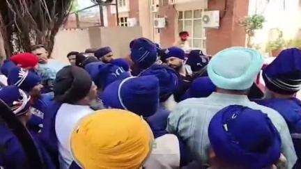 ਜਲੰਧਰ 1: ਜਲੰਧਰ ਦੇ ਐਸਐਸਪੀ ਦਫਤਰ ਵਿਖੇ ਪੁੱਜੇ ਨਿਹੰਗ ਸਿੰਘ ਗਰੀਬ ਪਰਿਵਾਰ ਨੂੰ ਇਨਸਾਫ ਦੇਣ ਲਈ ਦਿੱਤਾ ਧਰਨਾ