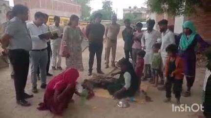 बिधूना: कस्बा के बेला रोड पर गुमटी के पीछे परिजनों ने करवाया महिला का प्रसव, मामले में जांच शुरू, अधिकारी पहुंचे