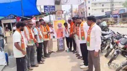 పరిగి: పరిగి పట్టణంలో ప్రధాని నరేంద్ర మోడీ చిత్రపటానికి పాలాభిషేకం చేసిన భాజపా నాయకులు