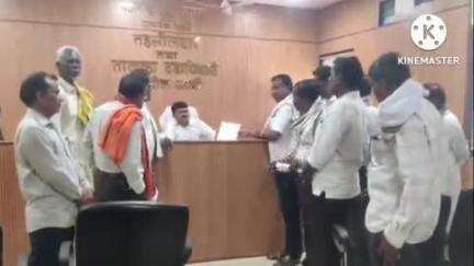 आर्वी: जप्त केलेल्या अवैध रेतीवर अनेकांचा डोळा, मात्र घरकुल धारकांनाच रेती द्या; सरपंच संघटनेचे तहसीलदारांना निवेदन