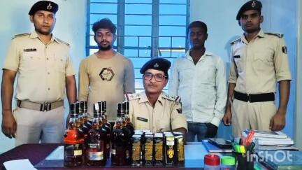 सुगौली: सुगौली रेल पुलिस ने जांच के दौरान प्लेटफार्म एक से 2 युवकों को 8 लीटर विदेशी शराब के साथ पकड़ा
