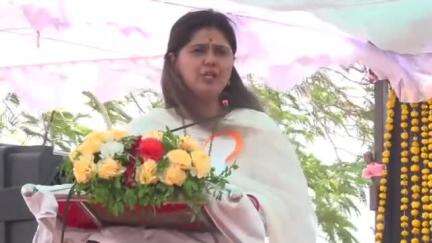 परळी: मंत्री पंकजा मुंडे यांना अश्लील मेसेज करणाऱ्या तरुणाला पुण्यातून पोलिसांनी केले अटक