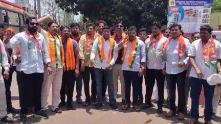 ಬೀದರ್: ಮಂಗಳೂರನಲ್ಲಿ ಹಿಂದು ಕಾರ್ಯಕರ್ತ ಸುಹಾಸ್ ಶೆಟ್ಟಿ ಕೊಲೆ ಪ್ರಕರಣ ಖಂಡಿಸಿ ನಗರದ ಮೈಲೂರ ಕ್ರಾಸ್ ಬಳಿ ಬಿಜೆಪಿ ಕಾರ್ಯಕರ್ತರಿಂದ ಪ್ರತಿಭಟನೆ