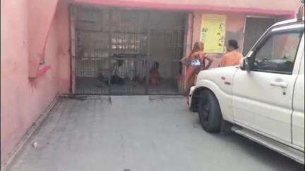 हाटा: पकड़ी में बिजली का करेंट लगने से युवक की मौत, मृतक पांच बहनों का इकलौता भाई था, परिजनों का रो-रो कर बुरा हाल