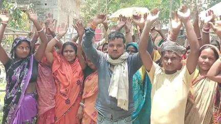 हसनगंज: कजरी गांव में पक्की सड़क निर्माण की मांग को लेकर ग्रामीणों ने किया प्रदर्शन, कहा- रोड नहीं तो वोट नहीं #jansamasya