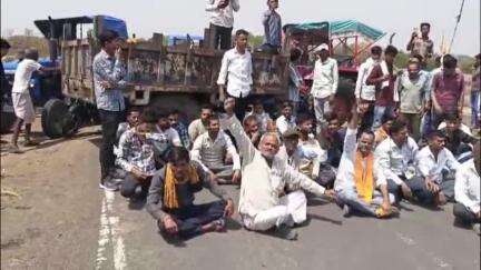 गंगधार: साकरिया में शंभूसिंह हत्याकांड मामले में ग्रामीणों ने चौमहला सुवासरा मार्ग किया जाम, आरोपी का मकान गिराने की मांग