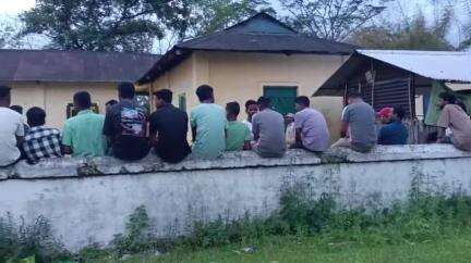 পূব ডিব্ৰুগড়: মানকটা খনিকৰ পঞ্চায়তৰ বকপৰা চাহ বাগিচা ভোটগ্ৰহণ কেন্দ্ৰত ব‍্যাপক বিশৃংখলতা, নিৰ্ধাৰিত সময় উকলি যোৱাৰ পিছতো ভোটাৰৰ প্ৰবেশ