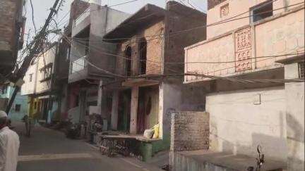 जीरापुर: जीरापुर में बिजली के तारों का मकड़जाल, खंभों पर झूल रहे तार, अधिकारी अनजान
