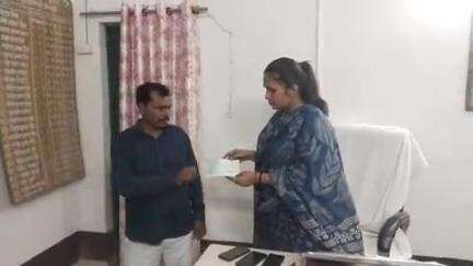 कुदरा सीओ ने अग्निपीड़ित परिवार को दी ₹15000 सहायता राशि का चेक पूर्व में भी कई लोगों को दी गई है सहायता राशि
