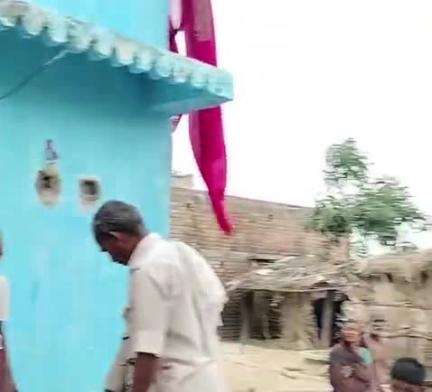 टेटिया बम्बर: मंजूर गांव समेत अलग-अलग मामलों में फरार चार आरोपियों के घर चिपकाए गए इश्तेहार