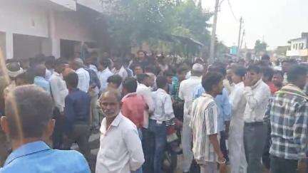 आंवला: आंवला में टैंकर फटने से हेल्पर की मौत, परिजनों ने शव रखकर किया प्रदर्शन, मंत्री के आश्वासन पर माने