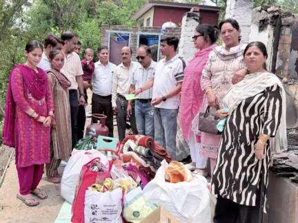 निहरी: सलवाहन पंचायत के पाली गांव में अग्निकांड पीड़ित परिवार को रोटरी क्लब सुकेत ने राशन सामग्री व आर्थिक मदद भेंट की