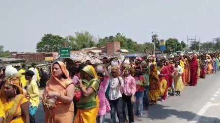 नौतन: श्री शिव शक्ति महायज्ञ के लिए बनकटवा से निकली शोभायात्रा, कुवारी कन्याओं ने माथे पर कलश लिए