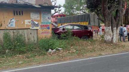 अम्ब: अम्बोटा में हुए सड़क हादसे में कार सवार बाल-बाल बचे