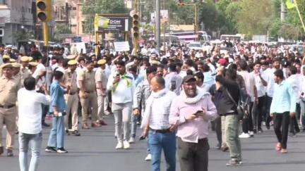 जयपुर: SI भर्ती परीक्षा निरस्त कराने की मांग को लेकर सांसद हनुमान बेनीवाल ने CM हाउस की ओर किया कूच, पुलिस ने की बैरिकेडिंग