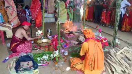 বর্ধমান ২: কালারাঘাট দক্ষিণ বারোয়ারির পক্ষ থেকে শিব লিঙ্গ প্রতিষ্ঠাকে কেন্দ্র করে হোম যজ্ঞের আয়োজন, উপস্থিত তৃণমূলের ব্লক সভাপতি