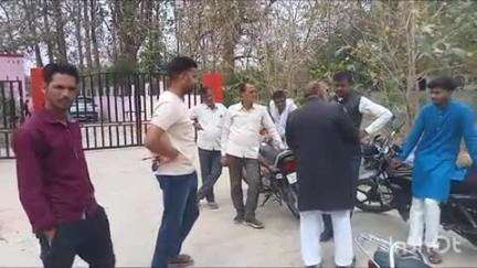 धौरहरा: युवक का संदिग्ध परिस्थितियों में निघासन रोड पर मिला शव, परिजनों ने पोस्टमार्टम हाउस पहुंचकर किया शिनाख्त
