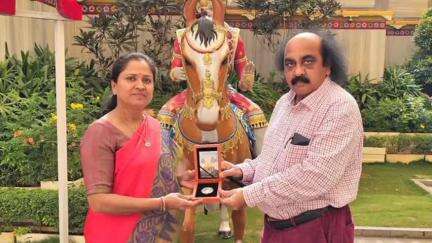 નડિયાદ: યાત્રાધામ વડતાલ શ્રી સ્વામિનારાયણ મંદિર ખાતે નવનિયુક્ત જિલ્લા અધ્યક્ષ શ્રીમતી નયનાબેન પટેલે આશિર્વાદ પ્રાપ્ત કર્યા.